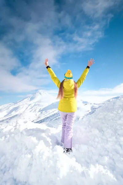 Allegro Snowboarder Ragazza Giacca Gialla Fronte Montagne Innevate Cielo Blu — Foto Stock