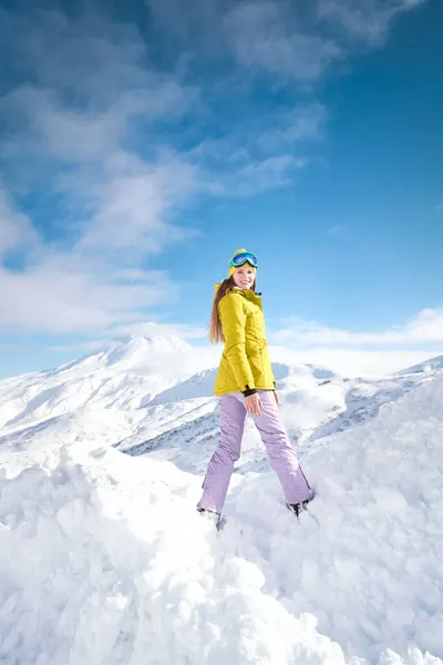 Χαρούμενο Κορίτσι Snowboarder Κίτρινο Σακάκι Μπροστά Από Χιονισμένα Βουνά Και — Φωτογραφία Αρχείου