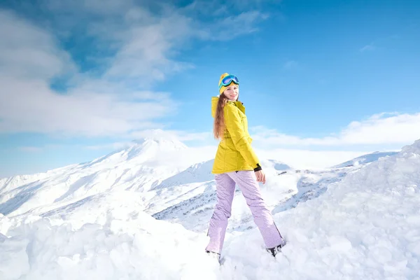 Vidám Lány Snowboardos Sárga Kabátban Előtt Havas Hegyek Kék — Stock Fotó