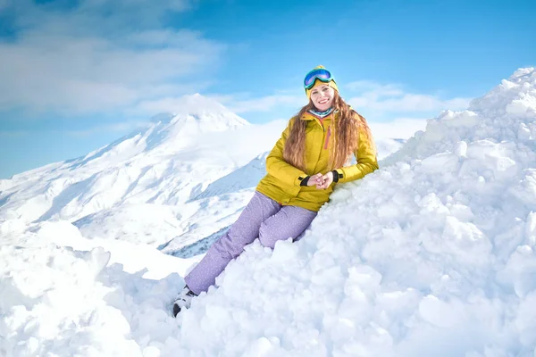 Vidám Lány Snowboardos Sárga Kabátban Előtt Havas Hegyek Kék — Stock Fotó