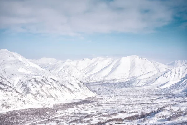 Winterlandschap Sneeuw Bedekte Bergen Bedekt Met Sneeuw Tegen Blauwe Lucht — Stockfoto