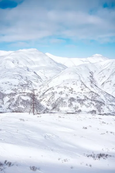 Зимний Пейзаж Снег Покрыл Горы Покрытые Снегом Против Голубого Неба — стоковое фото