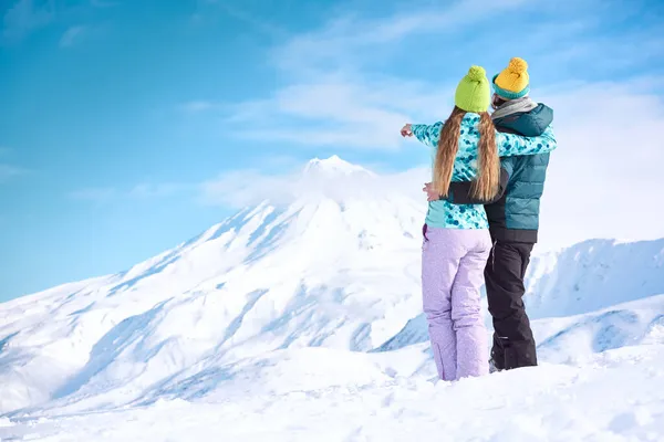 Kilku Snowboardzistów Wskazujących Wulkan Przed Śnieżnymi Górami Błękitnym Niebem — Zdjęcie stockowe