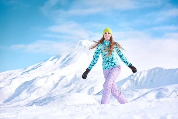 Menina Alegre Snowboarder Suéter Azul Frente Montanhas Nevadas Céu Azul — Fotografia de Stock