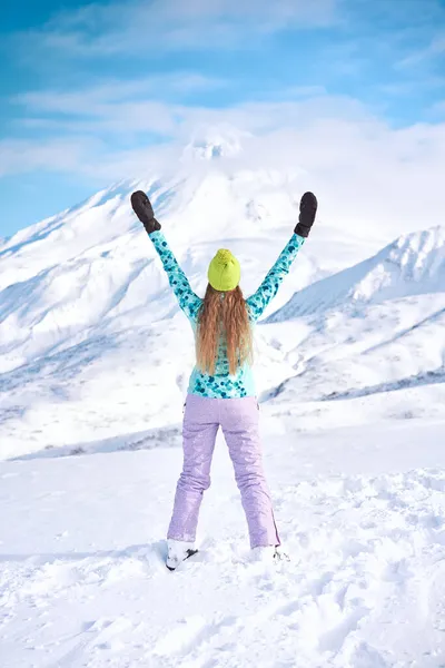 Wesoła Dziewczyna Snowboardzistka Niebieskim Swetrze Przed Śnieżnymi Górami Błękitnym Niebem — Zdjęcie stockowe