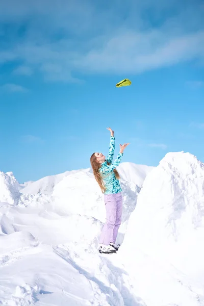 在雪山蓝天前穿着蓝色毛衣的快乐的女孩 — 图库照片