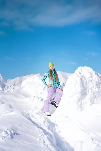 Menina Alegre Snowboarder Suéter Azul Frente Montanhas Nevadas Céu Azul — Fotografia de Stock