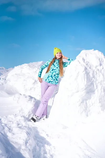 Wesoła Dziewczyna Snowboardzistka Niebieskim Swetrze Przed Śnieżnymi Górami Błękitnym Niebem — Zdjęcie stockowe