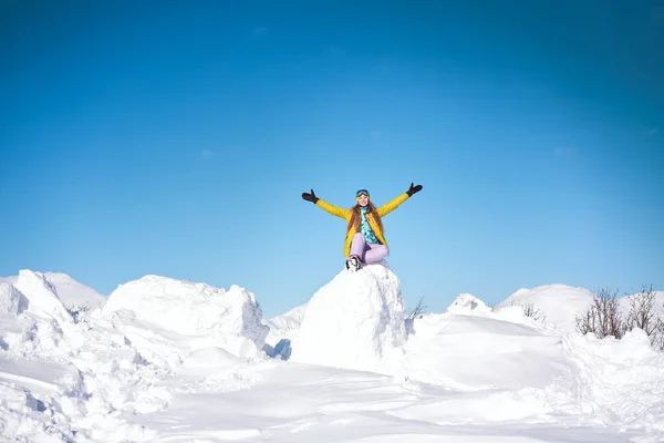 Vidám Lány Snowboardos Sárga Kabátban Előtt Havas Hegyek Kék — Stock Fotó