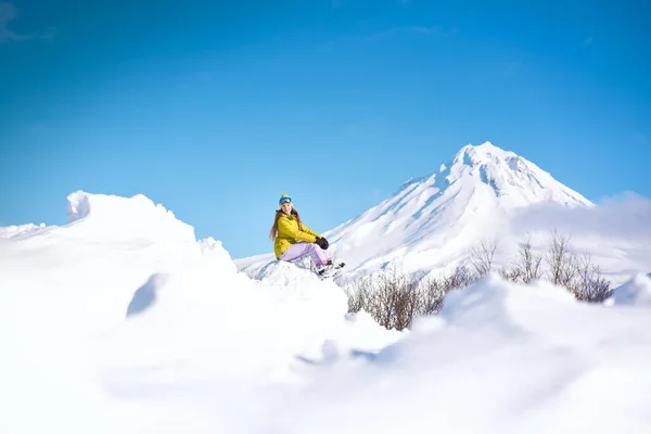 Allegro Snowboarder Ragazza Giacca Gialla Fronte Montagne Innevate Cielo Blu — Foto Stock