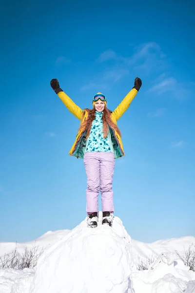Vrolijk Meisje Snowboarder Gele Jas Voor Besneeuwde Bergen Blauwe Lucht — Stockfoto