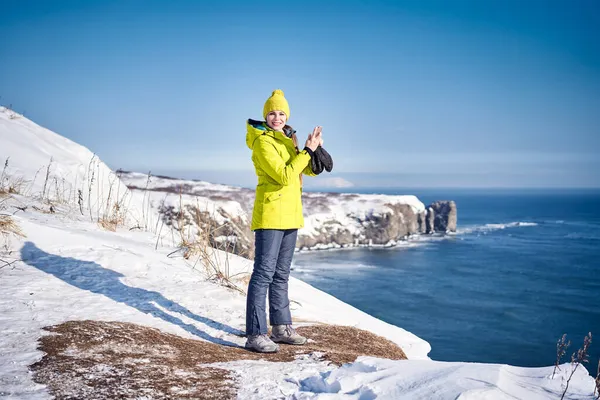 Giovane Turista Giacca Verde Che Guarda Macchina Fotografica Sul Bordo — Foto Stock