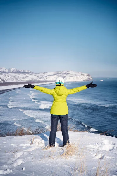 Молода Туристична Жінка Зеленій Куртці Дивиться Береги Тихого Океану Камчатка — стокове фото