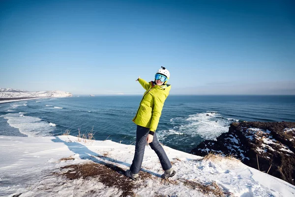 Giovane Turista Giacca Verde Che Guarda Macchina Fotografica Sul Bordo — Foto Stock