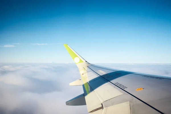Gün Doğumu Manzarası Yüksek Dağlar Uçak Penceresinden Pantalonlar Içinde Duruyor — Stok fotoğraf
