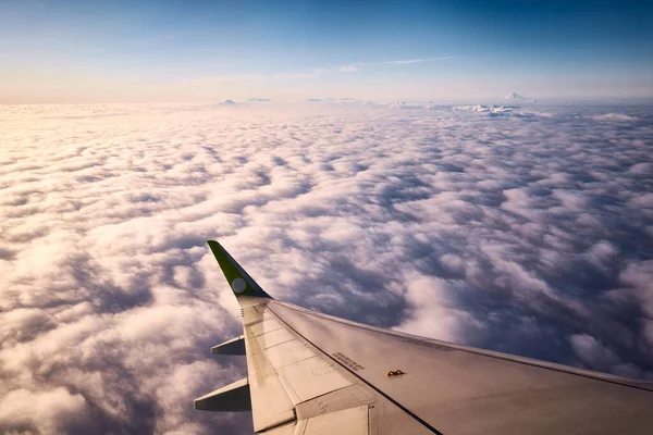 Widok Wschodu Słońca Wysokimi Górami Stojącymi Couds Okna Samolotu — Zdjęcie stockowe