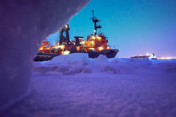夜深人静 断路器船在冰面间漂流 — 图库照片