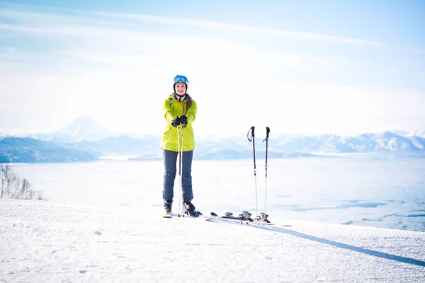 Vrolijke Skiër Meisje Groene Jas Voor Besneeuwde Bergen Blauwe Lucht — Stockfoto