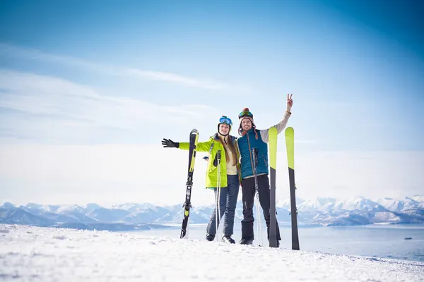 Χαρούμενα Ζευγάρια Σκιέρ Μπροστά Στα Χιονισμένα Βουνά Και Τον Γαλάζιο — Φωτογραφία Αρχείου