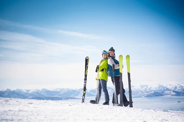 Χαρούμενα Ζευγάρια Σκιέρ Μπροστά Στα Χιονισμένα Βουνά Και Τον Γαλάζιο — Φωτογραφία Αρχείου