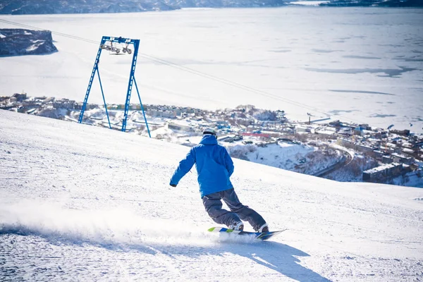 Snowboarder Descendo Colina Frente Oceano Gelado — Fotografia de Stock