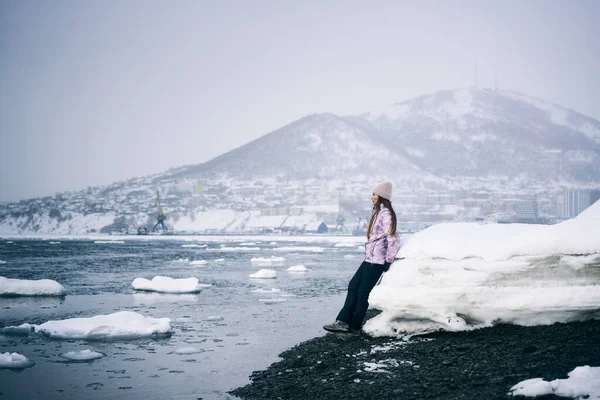 Retrato Una Mujer Sonriente Parada Sobre Hielo Costa Del Océano Imagen de archivo