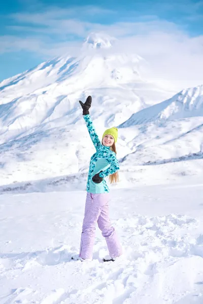 Allegro Snowboarder Ragazza Maglione Blu Fronte Montagne Innevate Cielo Blu Foto Stock