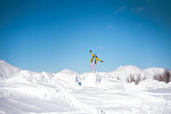 Allegro Snowboarder Ragazza Giacca Gialla Fronte Montagne Innevate Cielo Blu Foto Stock Royalty Free