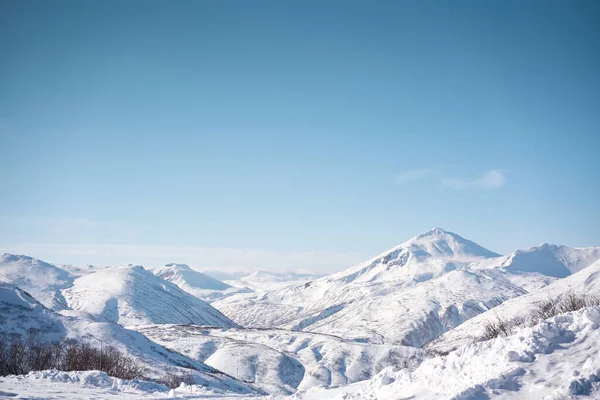 Zimowy Krajobraz Вилючинский Wulkan Pokryty Śnieg Przeciw Błękitny Niebo Półwysep Obraz Stockowy