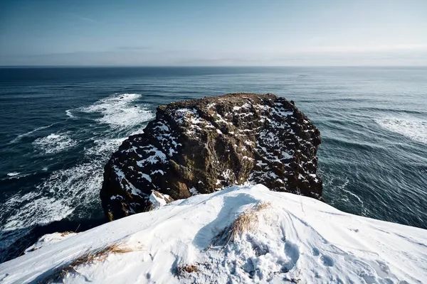 太平洋海岸线的冬季景观 俄罗斯堪察加半岛 免版税图库照片