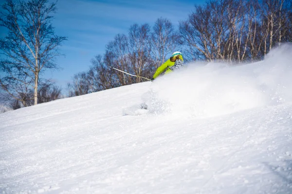 Vrolijke Skiër Meisje Groene Jas Voor Besneeuwde Bergen Blauwe Lucht — Stockfoto