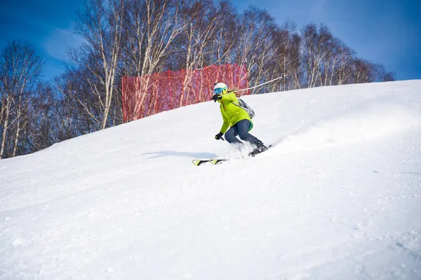 Vrolijke Skiër Meisje Groene Jas Voor Besneeuwde Bergen Blauwe Lucht — Stockfoto