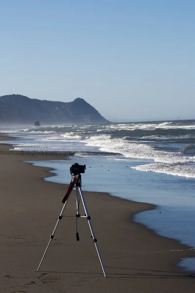 ビーチでのビデオ撮影三脚上のカメラ — ストック写真