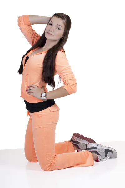 Joven caucásico adolescente chica de rodillas ejercicio traje — Foto de Stock