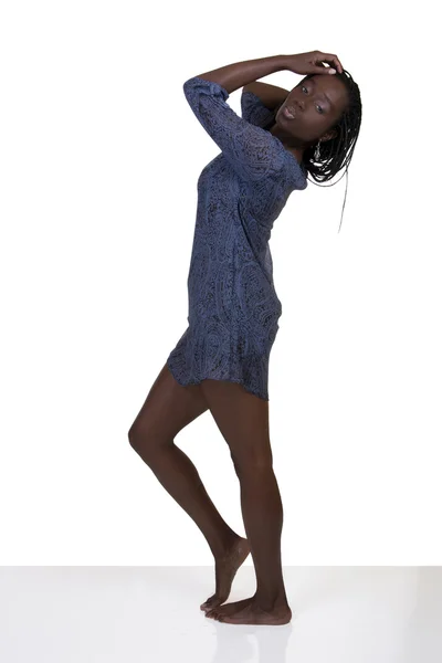Giovane donna afroamericana vestito blu bagnato — Foto Stock