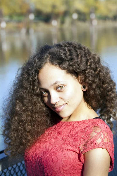 年轻的非洲裔美国女人红色礼服户外 — 图库照片