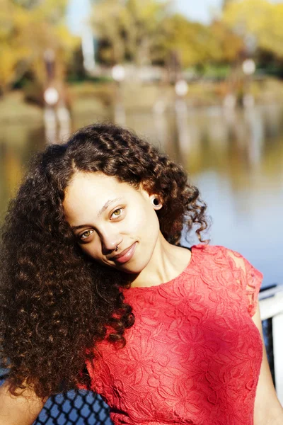 若いアフリカ系アメリカ人女性赤屋外ドレスアップします。 — ストック写真