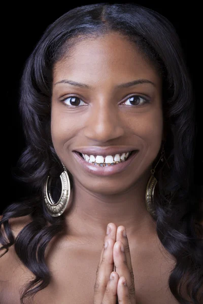 Skinny leende afroamerikanska kvinna med händerna — Stockfoto