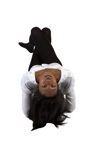 Молода жінка лежить панчохи сорочка — стокове фото