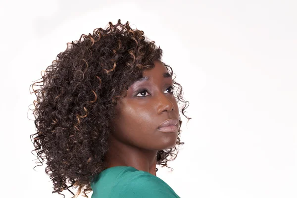 Aantrekkelijke jonge African American vrouw 3/4 portret — Stockfoto