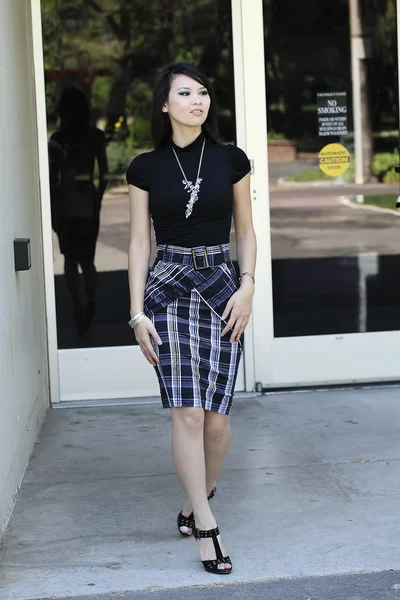 Junge asiatische Frau Geschäft Rock top Gebäude — Stockfoto