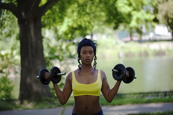 Young Black Woman In Park With Weights — Stock Photo, Image