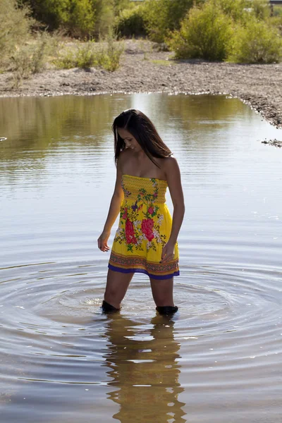 Fiatal ázsiai-amerikai nő ruha csizma víz — Stock Fotó