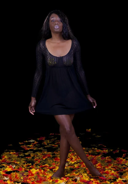 Mujer afroamericana de pie vestido de noche Negro —  Fotos de Stock