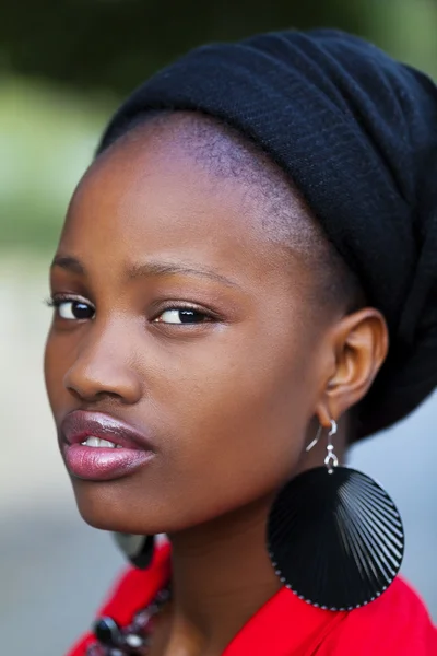 Jovem afro-americano adolescente ao ar livre retrato chapéu — Fotografia de Stock