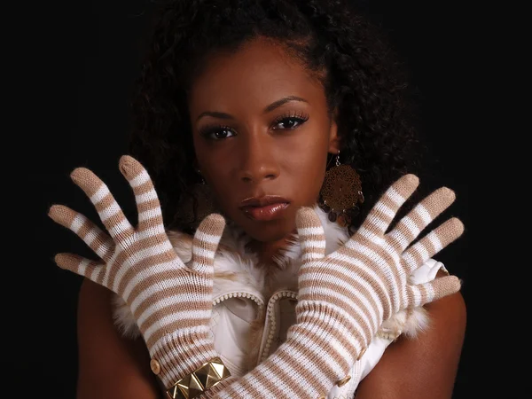 Attraktiv ung svart kvinna stående med handskar — Stockfoto