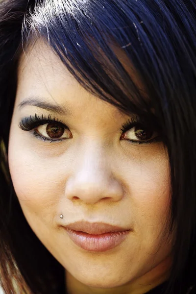Apretado retrato joven atractove asiático americano mujer — Foto de Stock