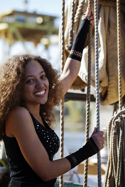 Jeune femme mixte tenant des cordes souriant à l'extérieur — Photo