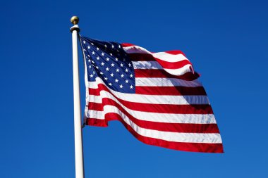 Amerika Birleşik Devletleri bayrağı bayrak direği üzerinde uçan