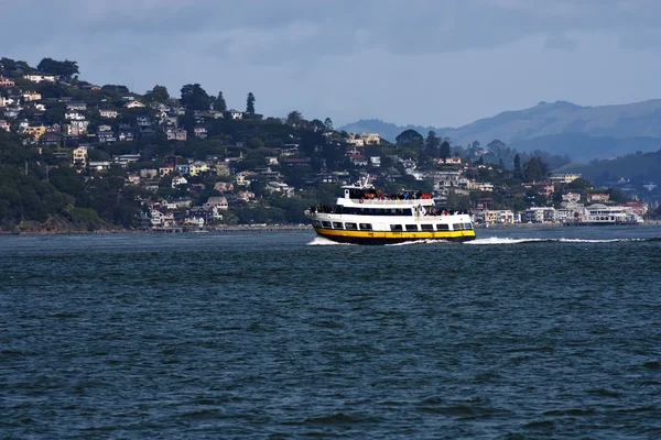 Ferry boot bewolkte dag op baai mensen — Stockfoto